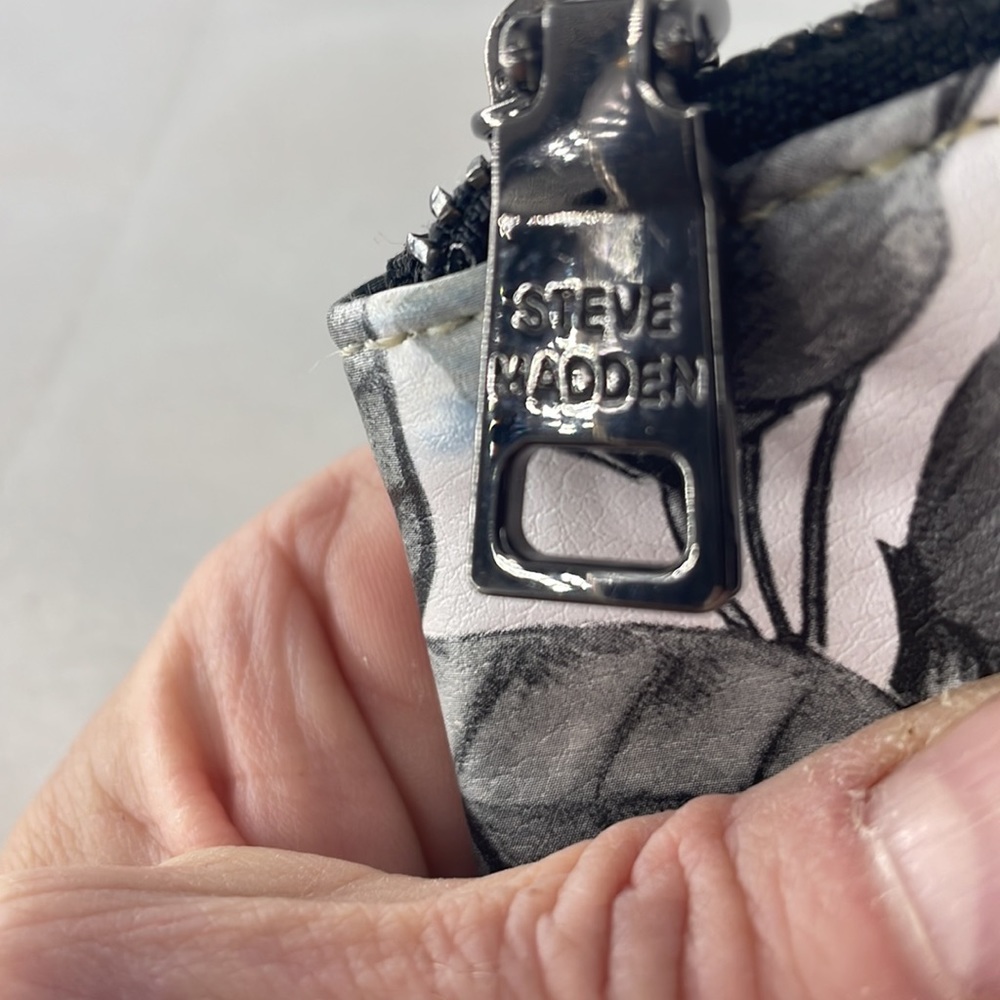 Steve Madden Keychain/Case Bundle - Picture 10 of 11